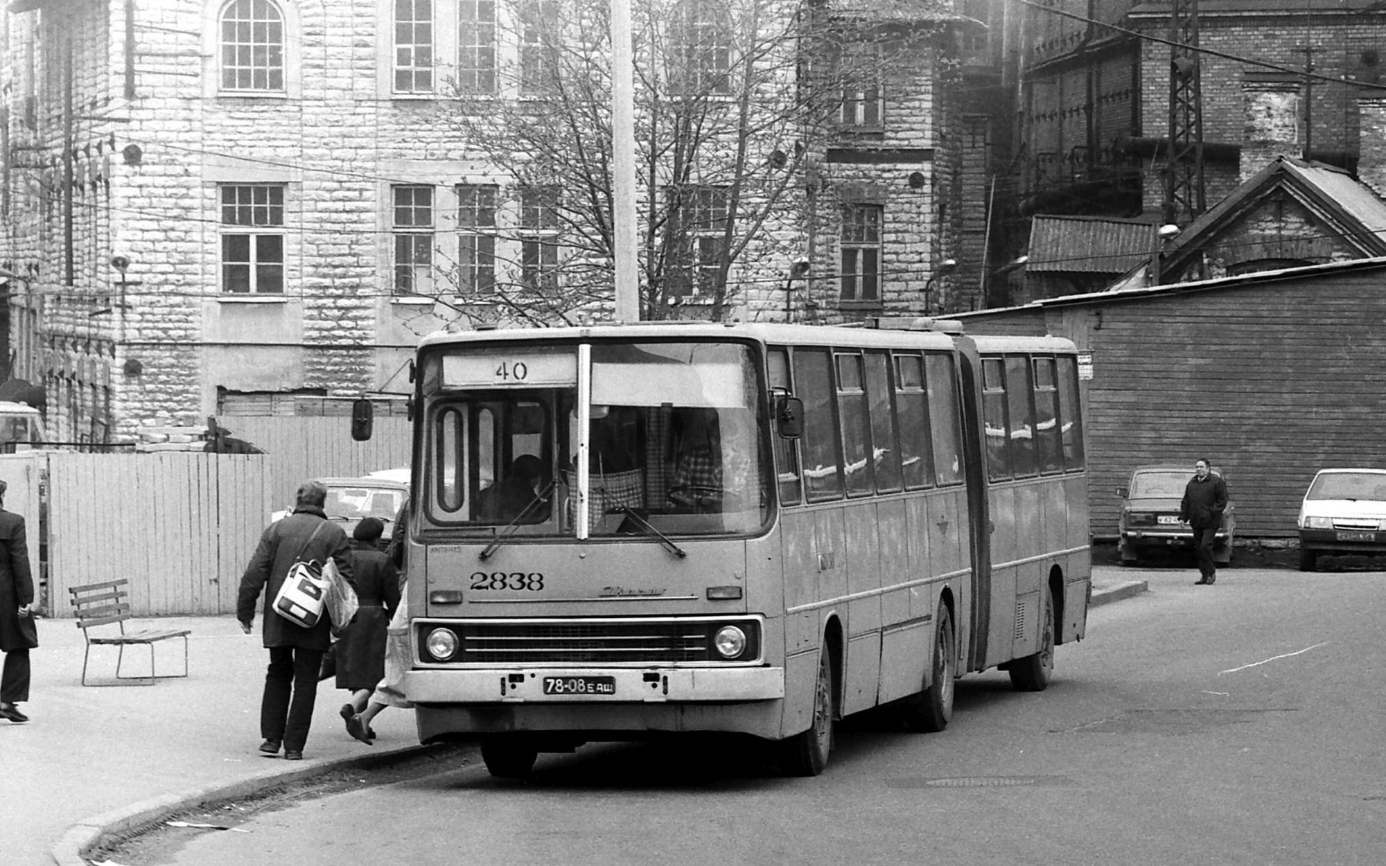 98 aastat bussiliiklust pealinnas – kahekordsest bussist hübriidsõidukini