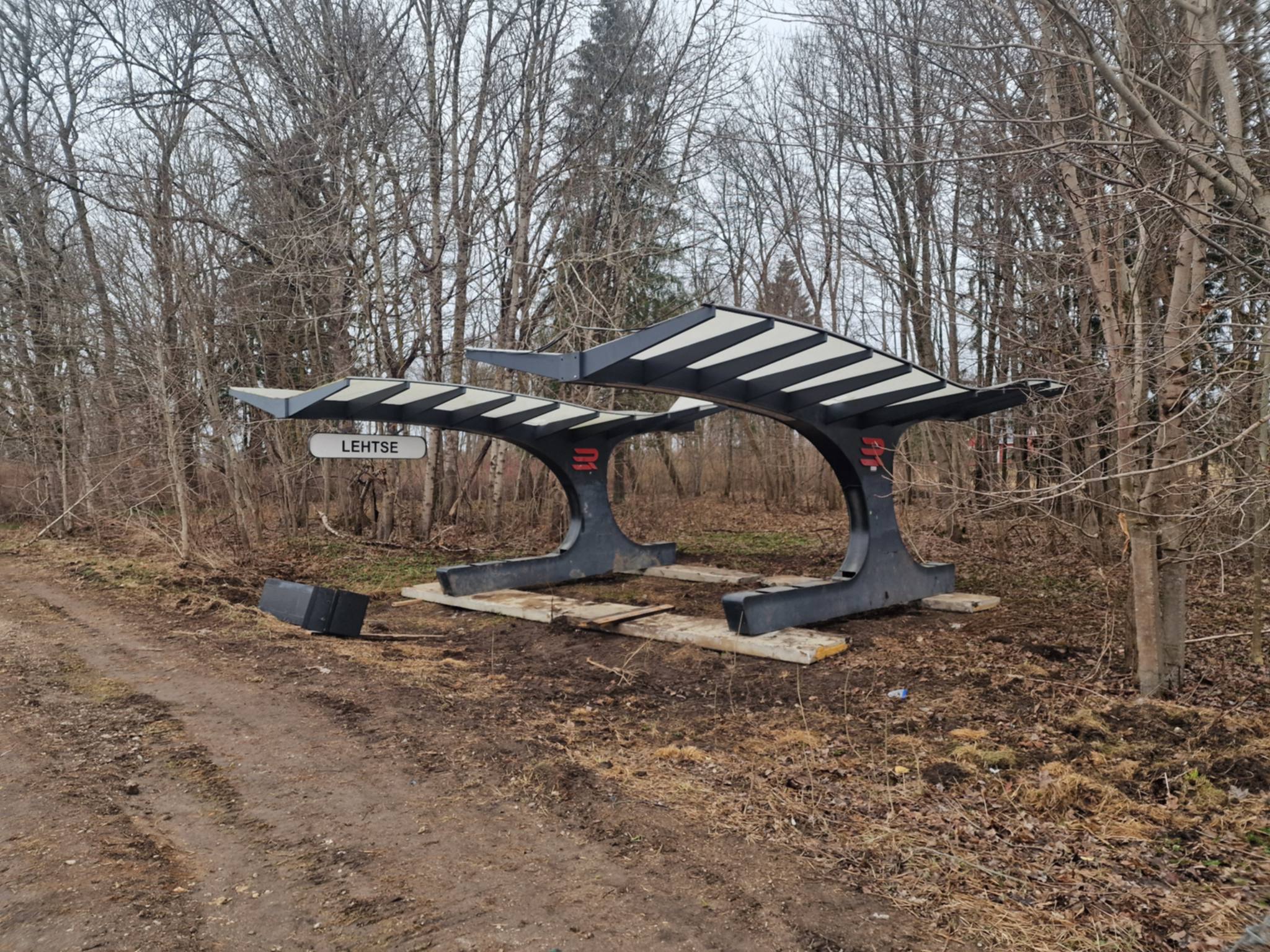 Foto: Lehtse ootepaviljonide mahatõstetud katused / Janek Jõgisaar, Bioneer.ee