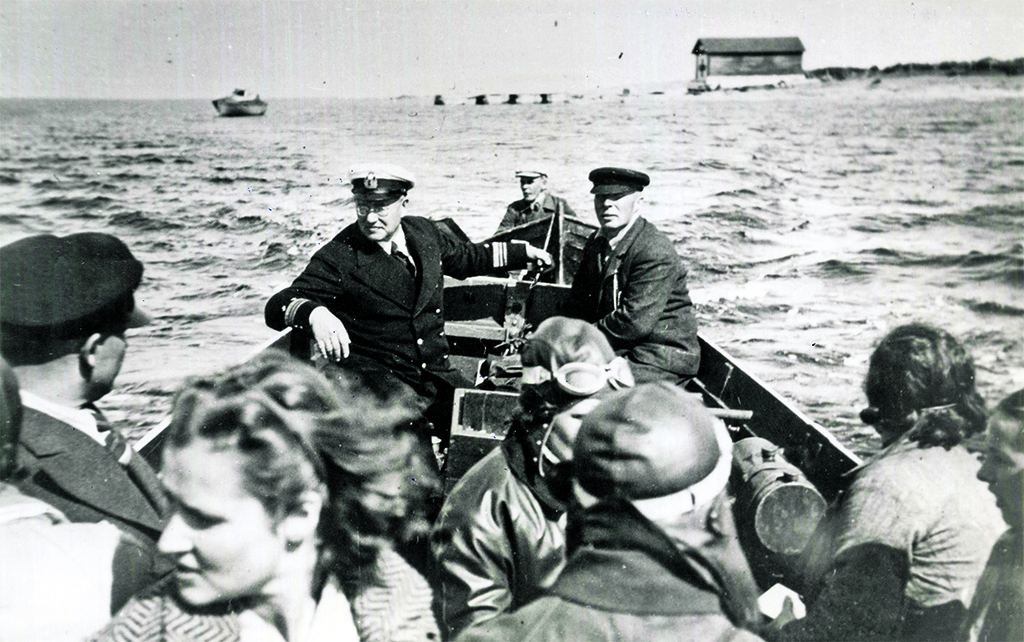 Artur Toom sõidutamas külastajaid Vilsandi saarele aastal 1939 (avalik omand, commons.wikimedia.org/w/index.php?curid=54346667)