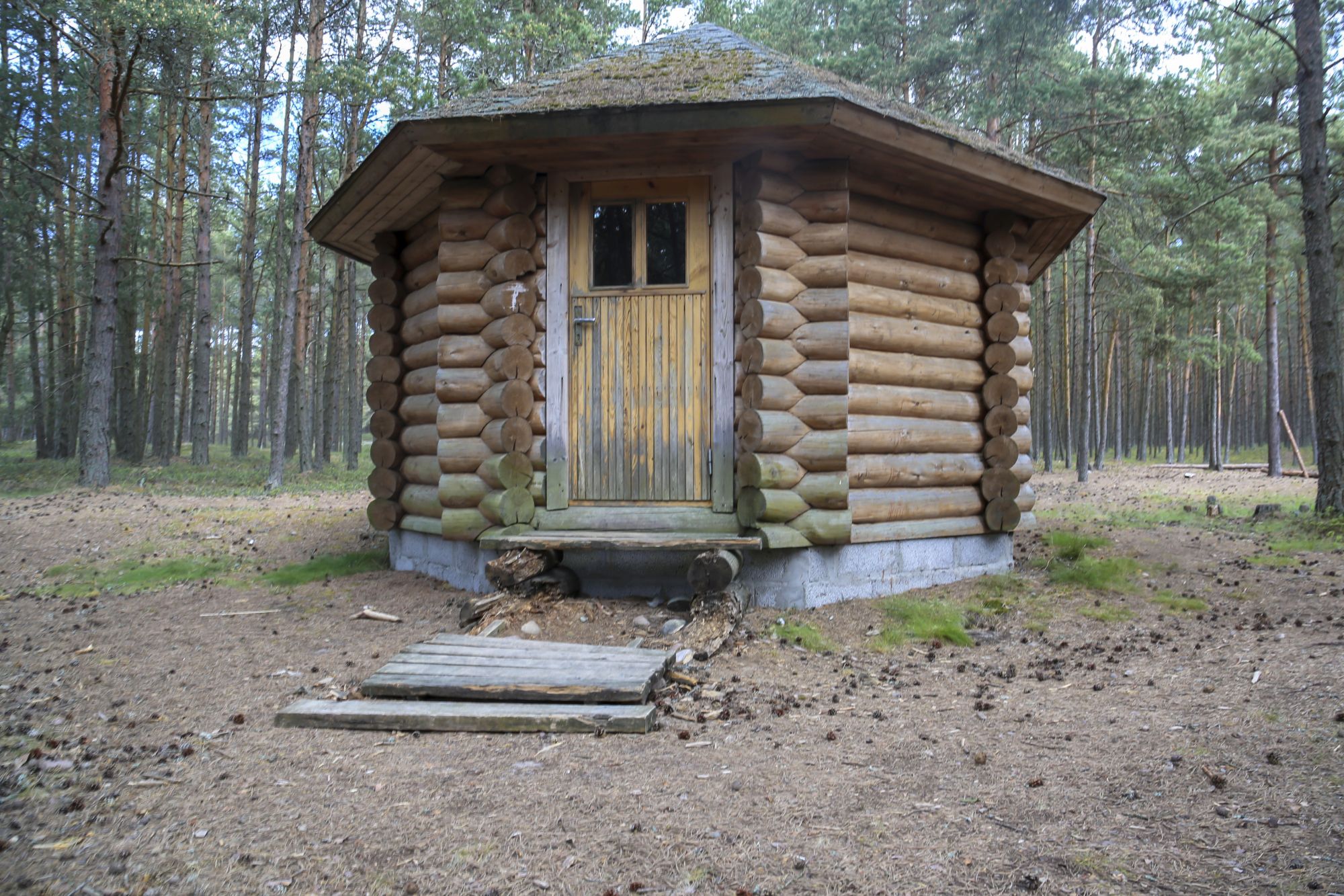 RMK infomajake randumiskoha vahetus läheduses.