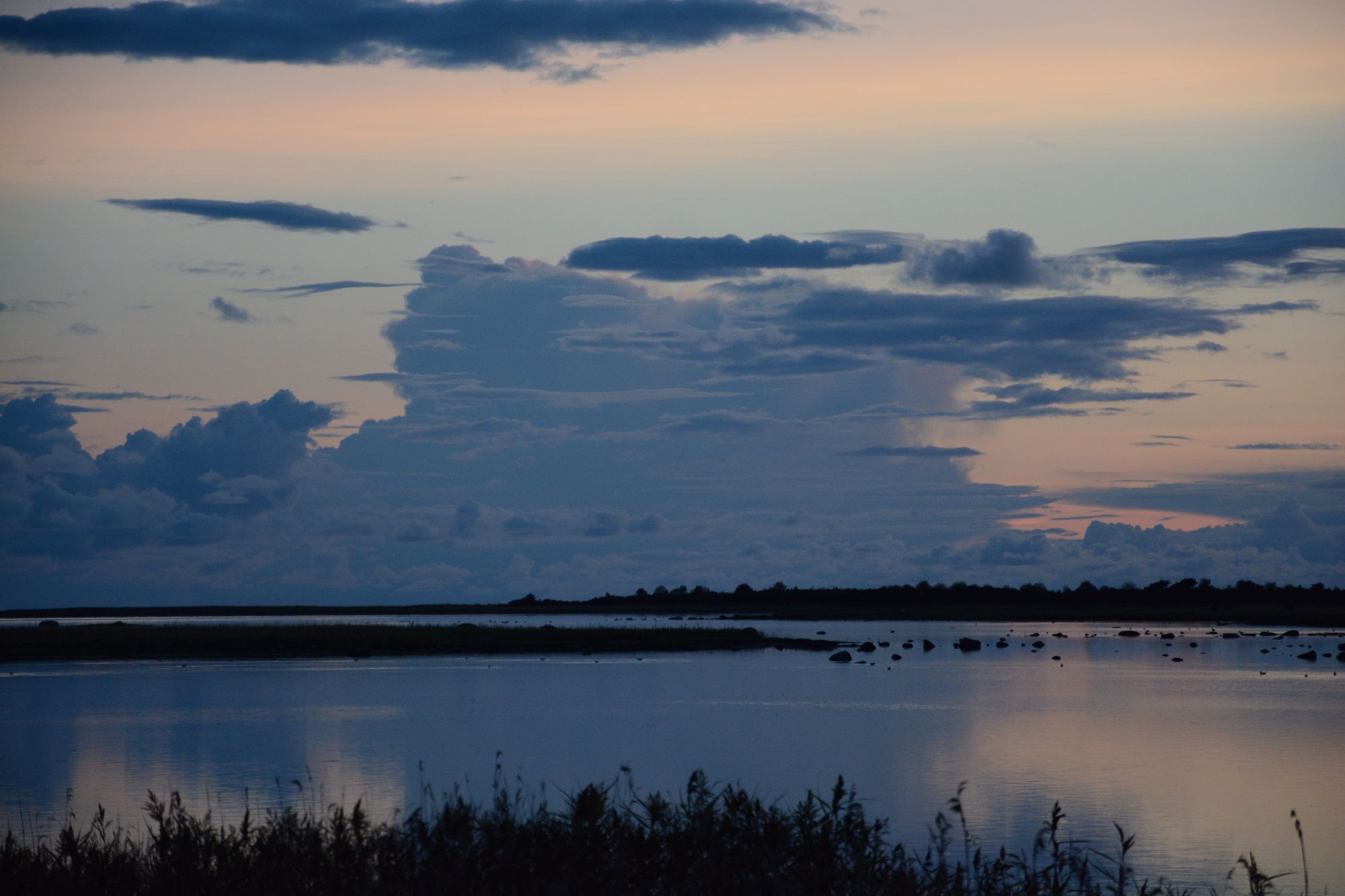 Õhtune vaikelu Vikati sadama lähistel. Foto: Kadri Paomees.
