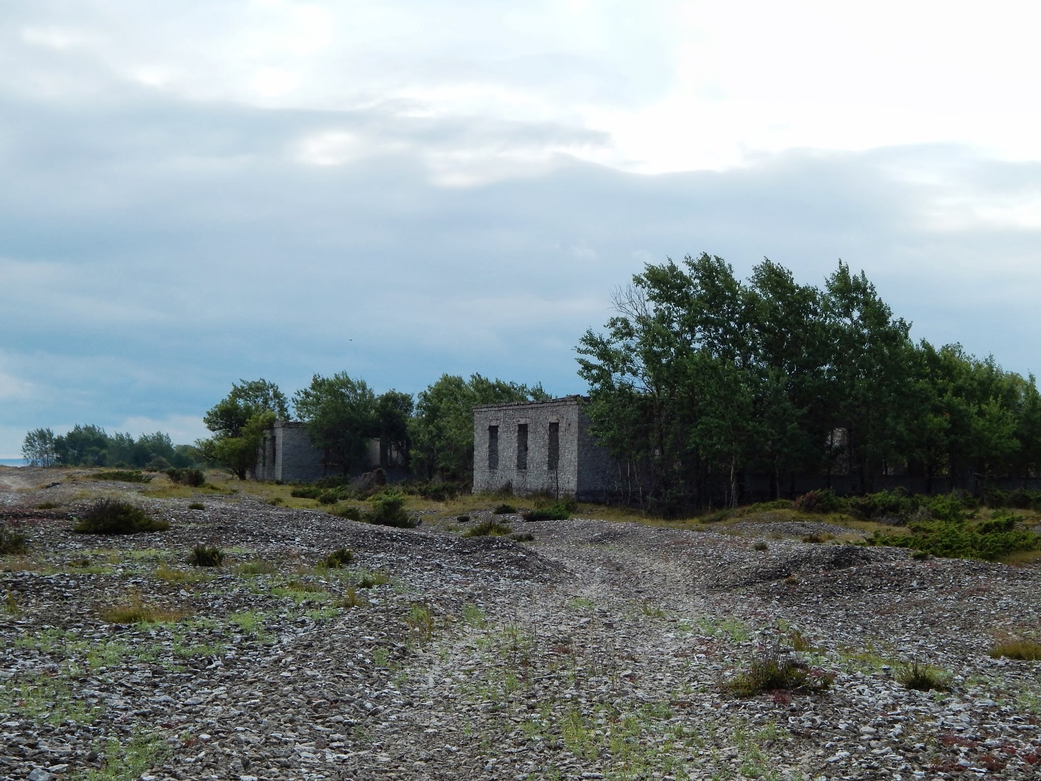 Vanad kasarmud ja siinsele rannikule iseloomulikud klibuvallid. Foto: Eve Rohula