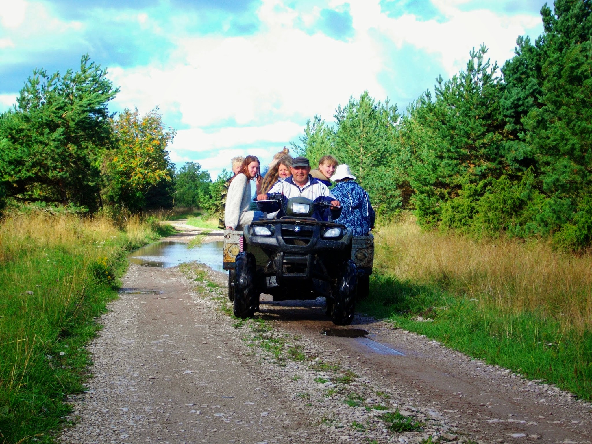 Kohalik jutupaunik Lenin sõidutas meid erinevate tööpaikade vahel lahkesti oma ATV järelkärus. Foto: Epp Libe.