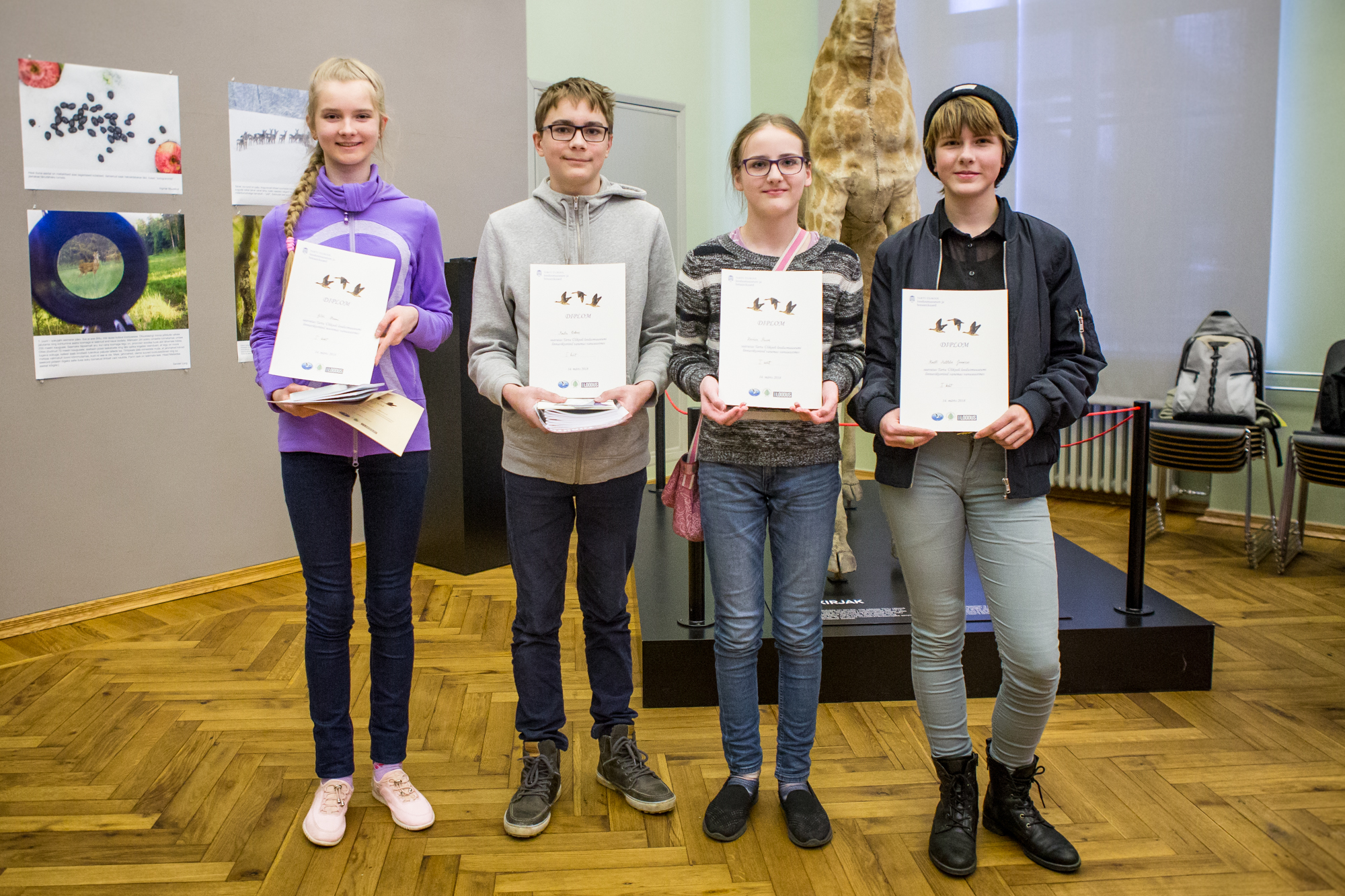 Noorema vanuseastme võitja Sinirind koosseisus Geteli Hanni (Johannese Kool Rosmal), vanema vanuseastme võitja Hullud Metsised koosseisus Martin Valvas, Loviisa Purm ja Madli Matilda Jaaniso (Tartu Loodusmaja). Foto: Elen Kontkar