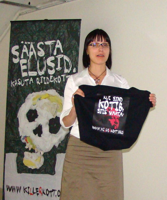 Anneli Ohvril Genka kingitud kotiga.